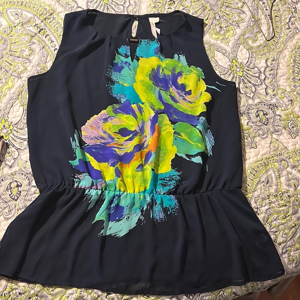 Beautiful sheer blouse like new! 🌹 great design,